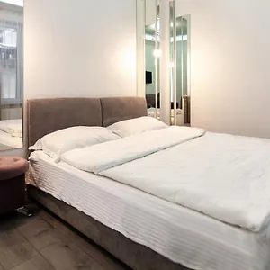 Leogrand On B Khmelnytskogo 27a Апартаменты Львов