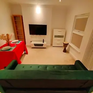  Apartment Fully-equipped Flat In The Of London. United Kingdom